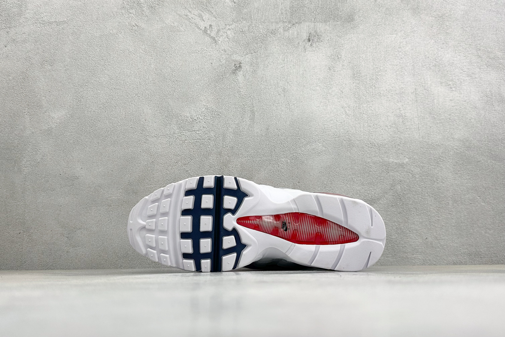 GS版NIKE AIR MAX 95 TT 气垫复古百搭休闲运动跑鞋 这双鞋采用前脚掌开窗式气垫 这种设计在当时是前所未
