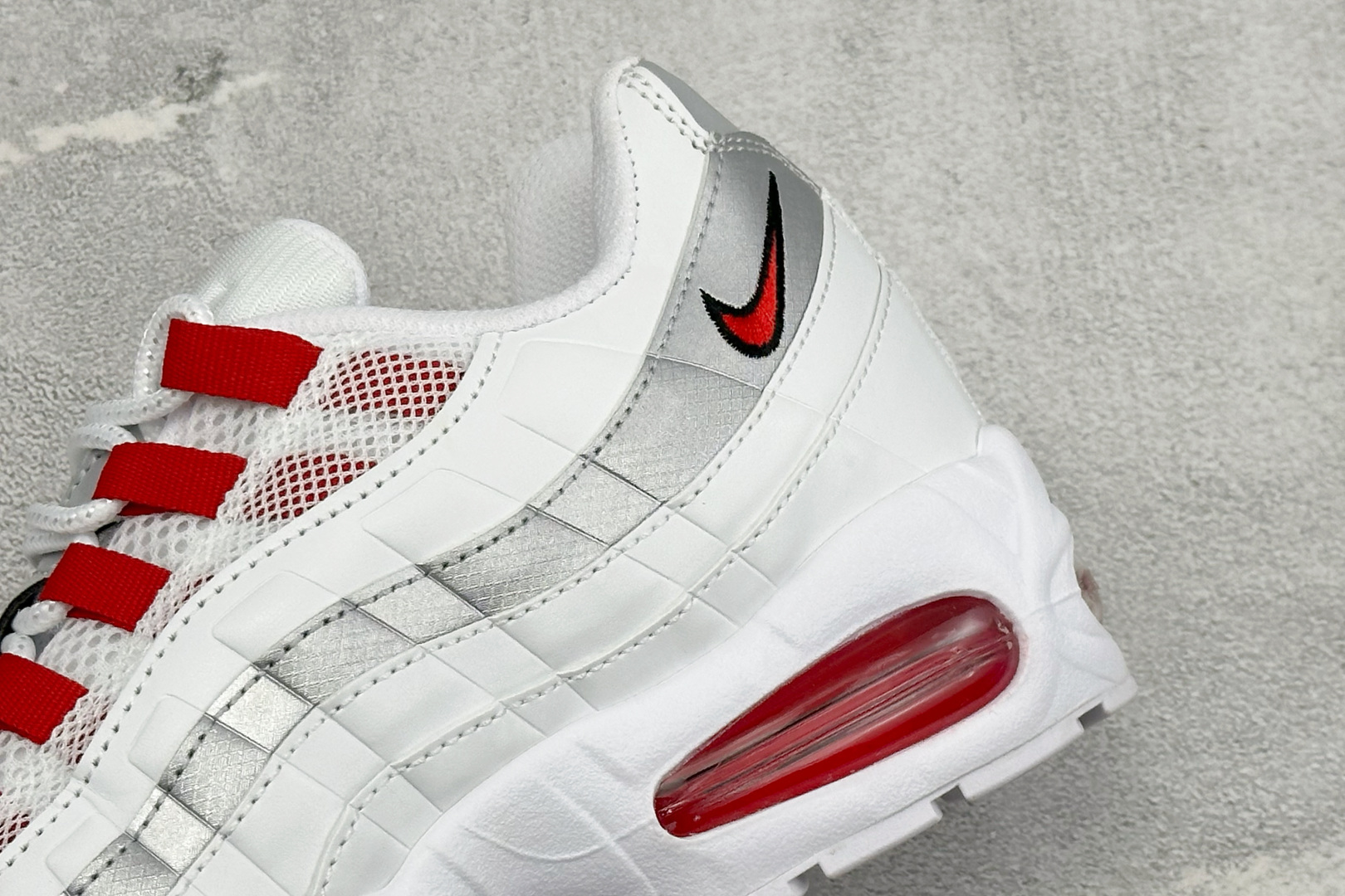 GS版NIKE AIR MAX 95 TT 气垫复古百搭休闲运动跑鞋 这双鞋采用前脚掌开窗式气垫 这种设计在当时是前所未