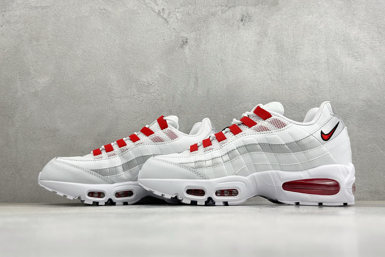 GS版NIKE AIR MAX 95 TT 气垫复古百搭休闲运动跑鞋 这双鞋采用前脚掌开窗式气垫 这种设计在当时是前所未