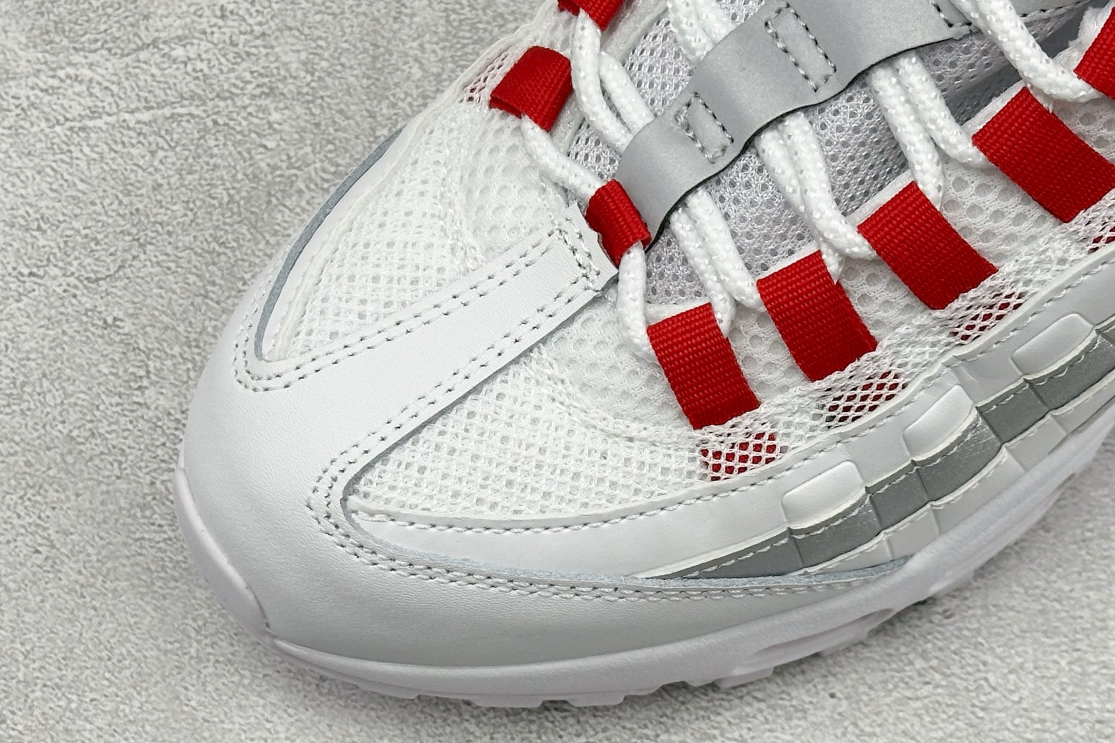 GS版NIKE AIR MAX 95 TT 气垫复古百搭休闲运动跑鞋 这双鞋采用前脚掌开窗式气垫 这种设计在当时是前所未