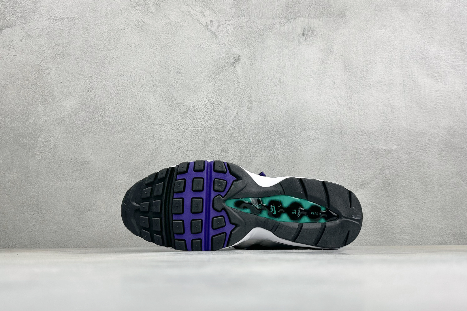 GS版NIKE AIR MAX 95 TT 气垫复古百搭休闲运动跑鞋 这双鞋采用前脚掌开窗式气垫 这种设计在当时是前所未