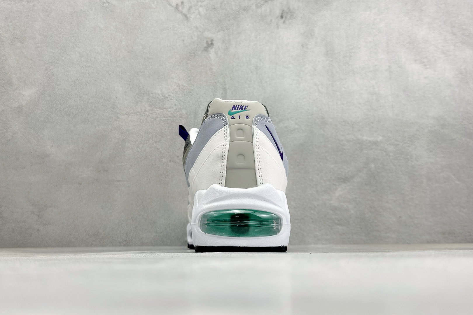 GS版NIKE AIR MAX 95 TT 气垫复古百搭休闲运动跑鞋 这双鞋采用前脚掌开窗式气垫 这种设计在当时是前所未