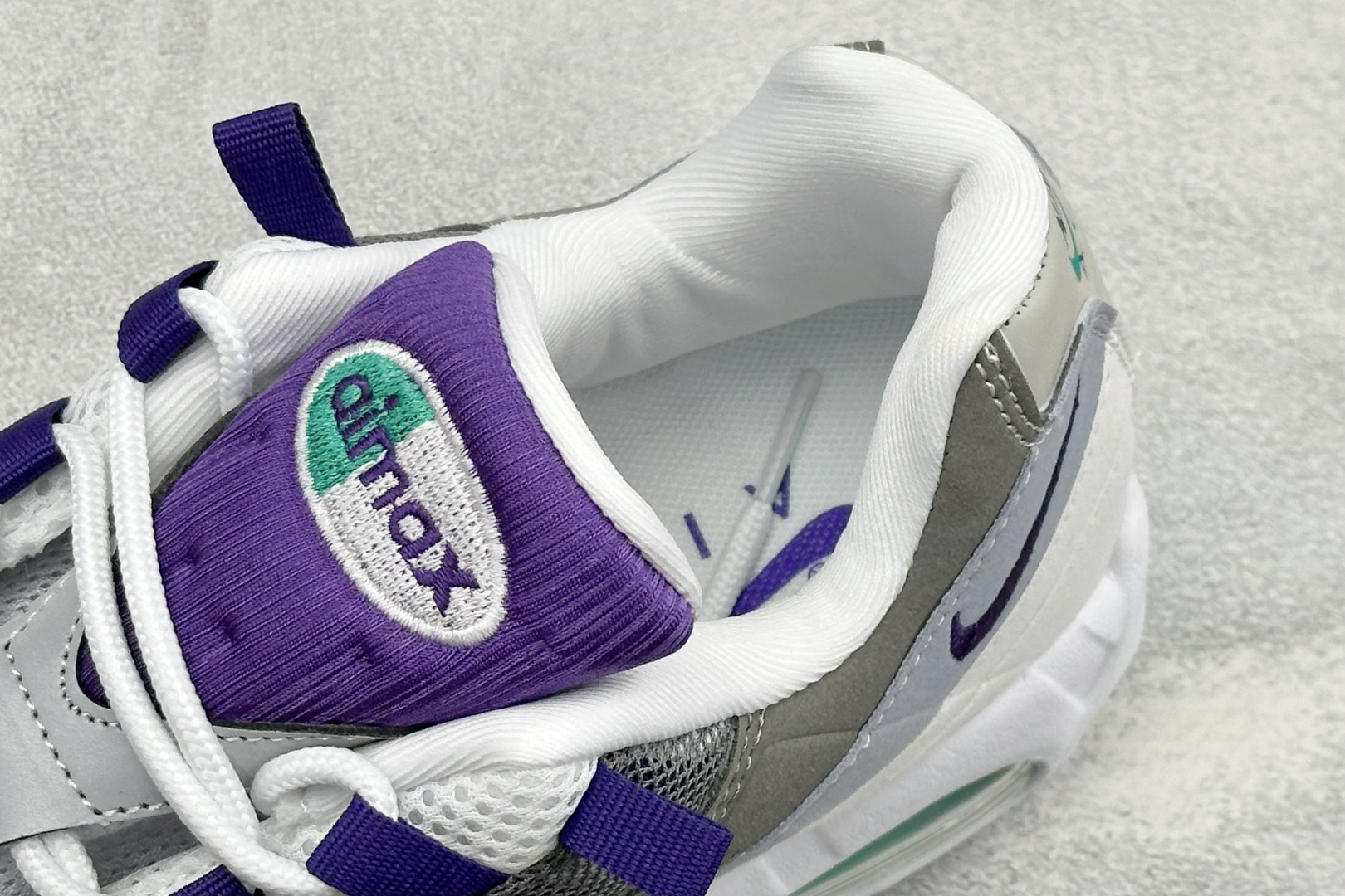 GS版NIKE AIR MAX 95 TT 气垫复古百搭休闲运动跑鞋 这双鞋采用前脚掌开窗式气垫 这种设计在当时是前所未