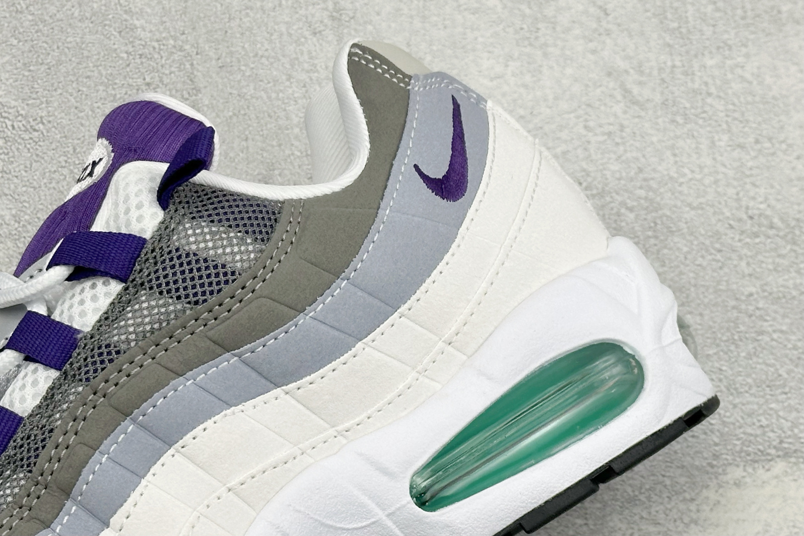 GS版NIKE AIR MAX 95 TT 气垫复古百搭休闲运动跑鞋 这双鞋采用前脚掌开窗式气垫 这种设计在当时是前所未