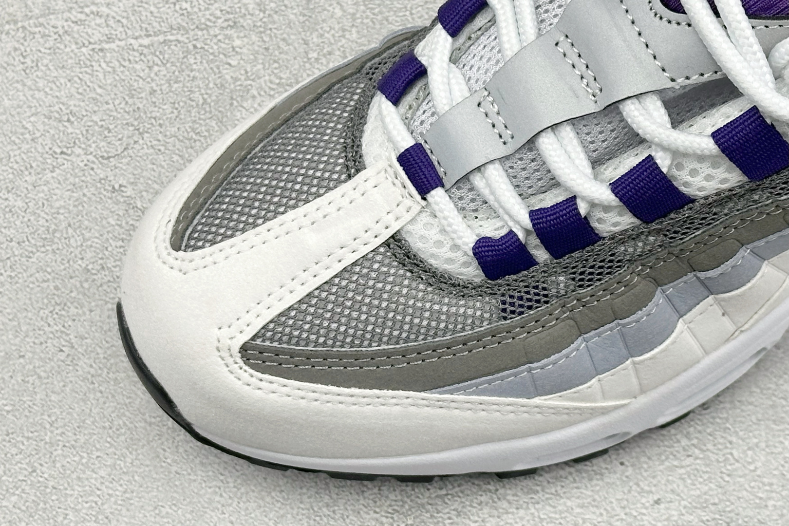 GS版NIKE AIR MAX 95 TT 气垫复古百搭休闲运动跑鞋 这双鞋采用前脚掌开窗式气垫 这种设计在当时是前所未