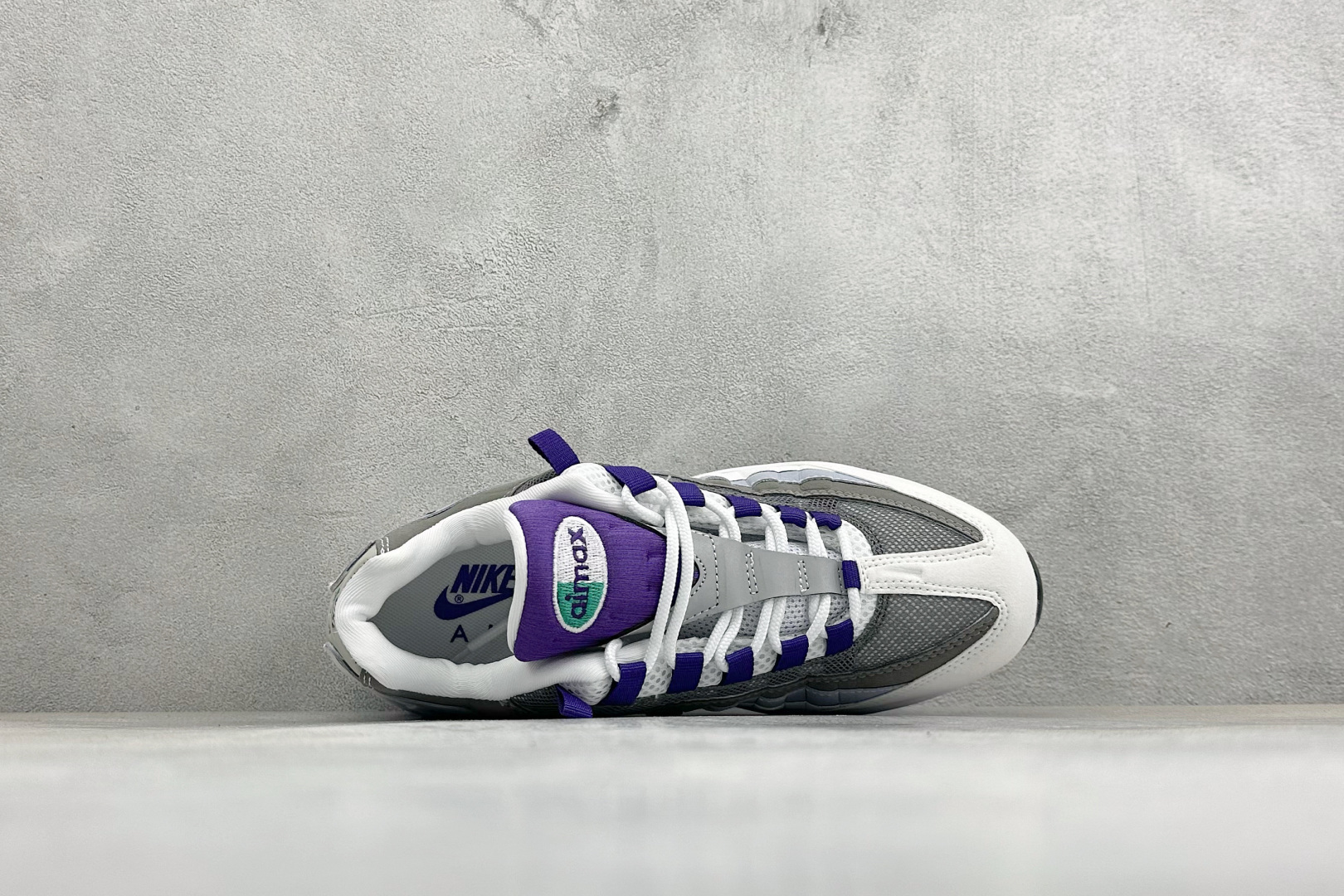 GS版NIKE AIR MAX 95 TT 气垫复古百搭休闲运动跑鞋 这双鞋采用前脚掌开窗式气垫 这种设计在当时是前所未