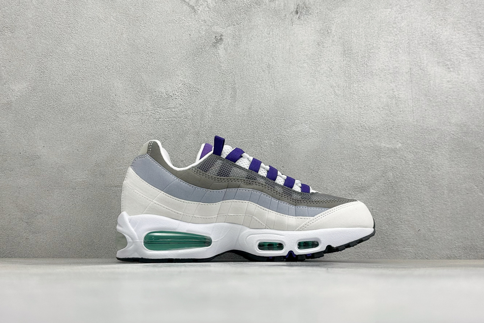 GS版NIKE AIR MAX 95 TT 气垫复古百搭休闲运动跑鞋 这双鞋采用前脚掌开窗式气垫 这种设计在当时是前所未