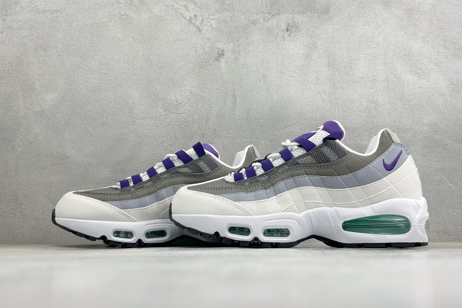 GS版NIKE AIR MAX 95 TT 气垫复古百搭休闲运动跑鞋 这双鞋采用前脚掌开窗式气垫 这种设计在当时是前所未