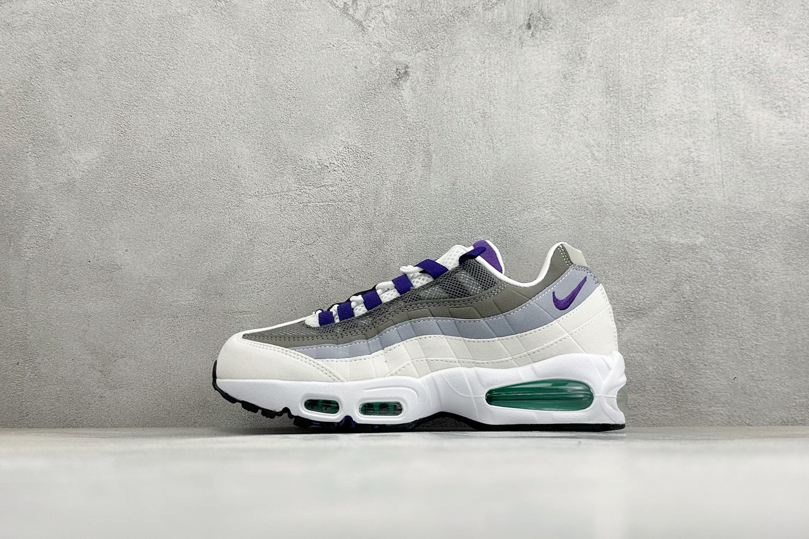 GS版NIKE AIR MAX 95 TT 气垫复古百搭休闲运动跑鞋 这双鞋采用前脚掌开窗式气垫 这种设计在当时是前所未