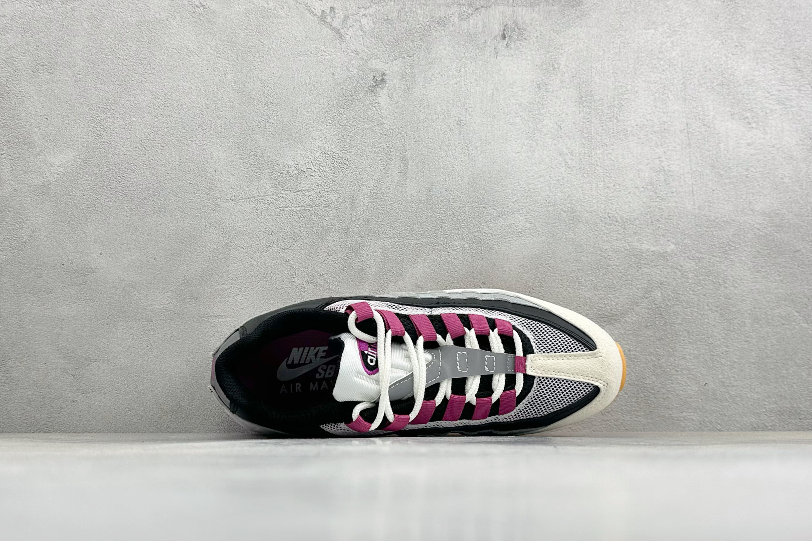 GS版NIKE AIR MAX 95 TT 气垫复古百搭休闲运动跑鞋 这双鞋采用前脚掌开窗式气垫 这种设计在当时是前所未
