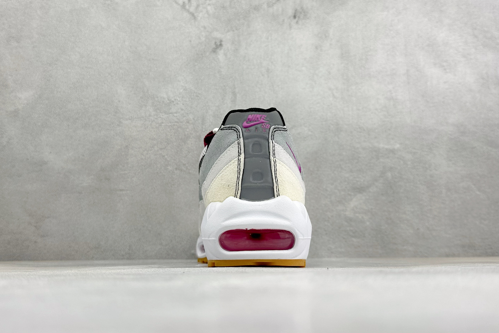 GS版NIKE AIR MAX 95 TT 气垫复古百搭休闲运动跑鞋 这双鞋采用前脚掌开窗式气垫 这种设计在当时是前所未