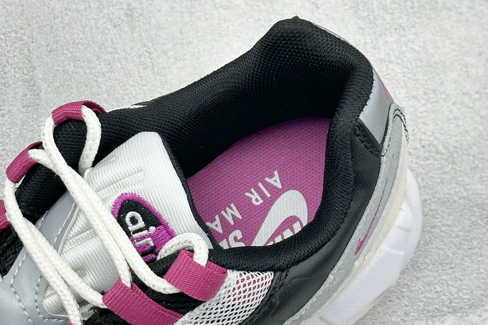 GS版NIKE AIR MAX 95 TT 气垫复古百搭休闲运动跑鞋 这双鞋采用前脚掌开窗式气垫 这种设计在当时是前所未