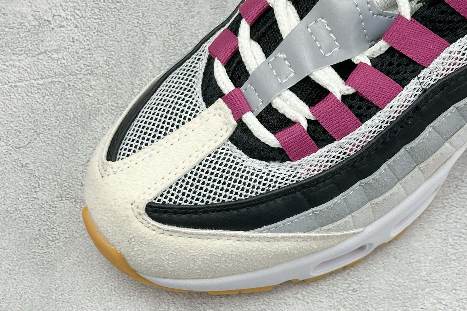 GS版NIKE AIR MAX 95 TT 气垫复古百搭休闲运动跑鞋 这双鞋采用前脚掌开窗式气垫 这种设计在当时是前所未
