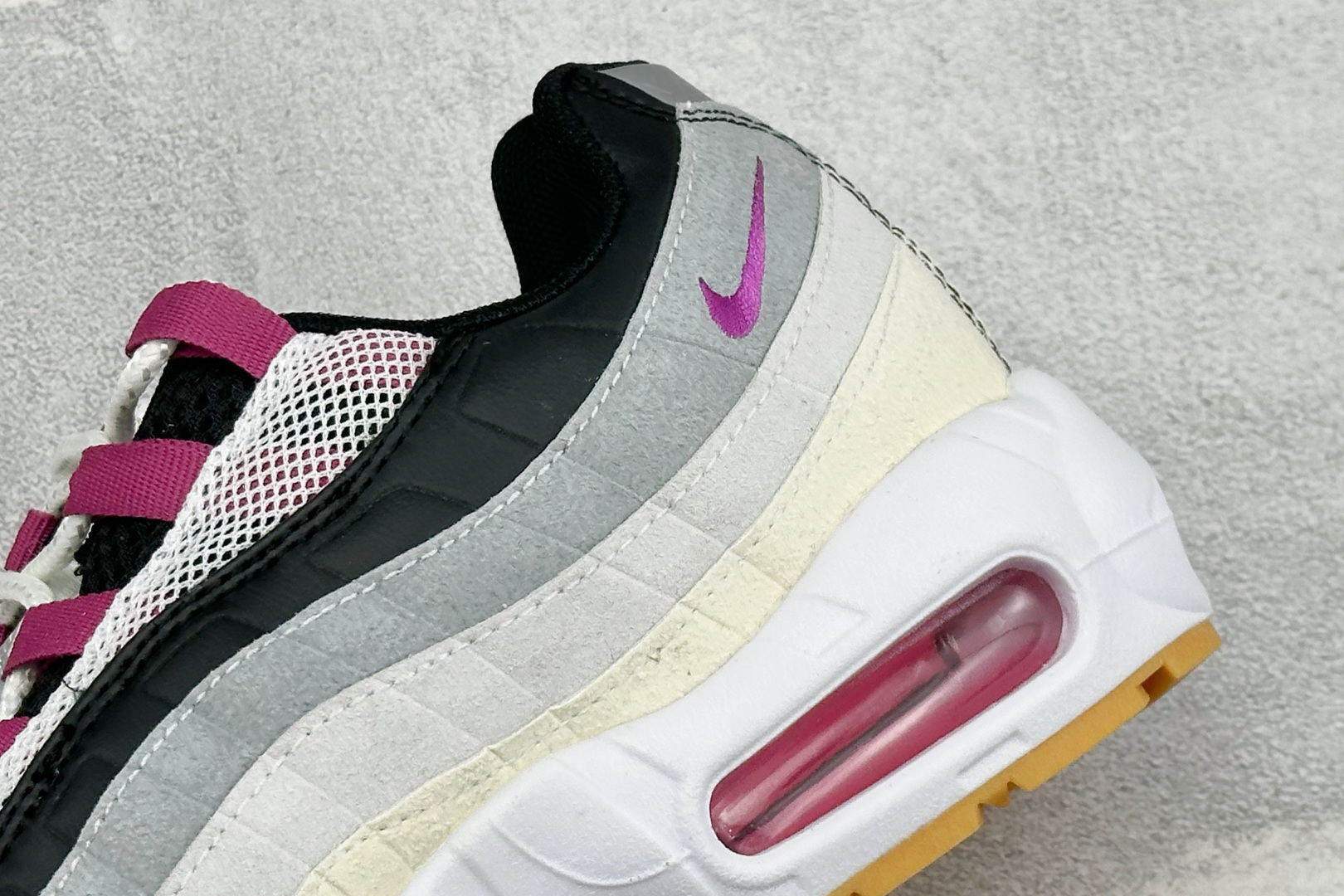 GS版NIKE AIR MAX 95 TT 气垫复古百搭休闲运动跑鞋 这双鞋采用前脚掌开窗式气垫 这种设计在当时是前所未