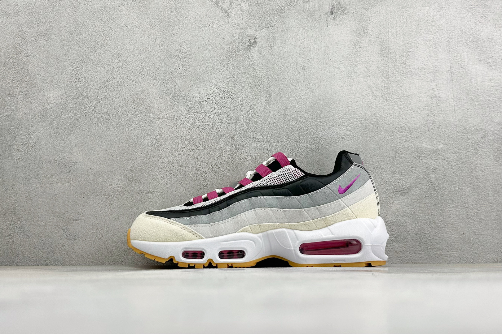 GS版NIKE AIR MAX 95 TT 气垫复古百搭休闲运动跑鞋 这双鞋采用前脚掌开窗式气垫 这种设计在当时是前所未
