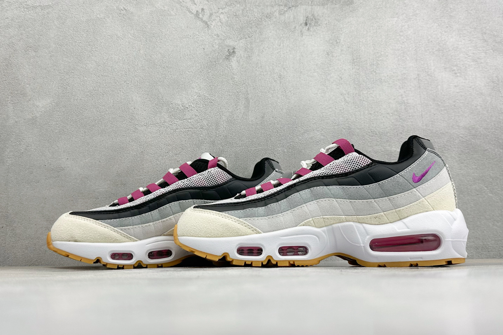 GS版NIKE AIR MAX 95 TT 气垫复古百搭休闲运动跑鞋 这双鞋采用前脚掌开窗式气垫 这种设计在当时是前所未