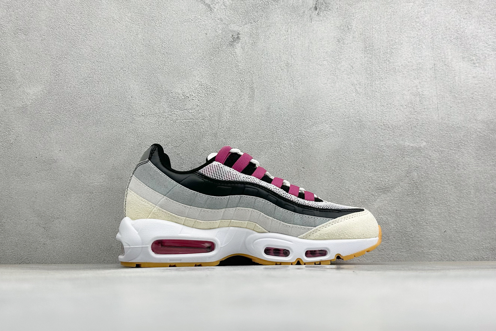 GS版NIKE AIR MAX 95 TT 气垫复古百搭休闲运动跑鞋 这双鞋采用前脚掌开窗式气垫 这种设计在当时是前所未
