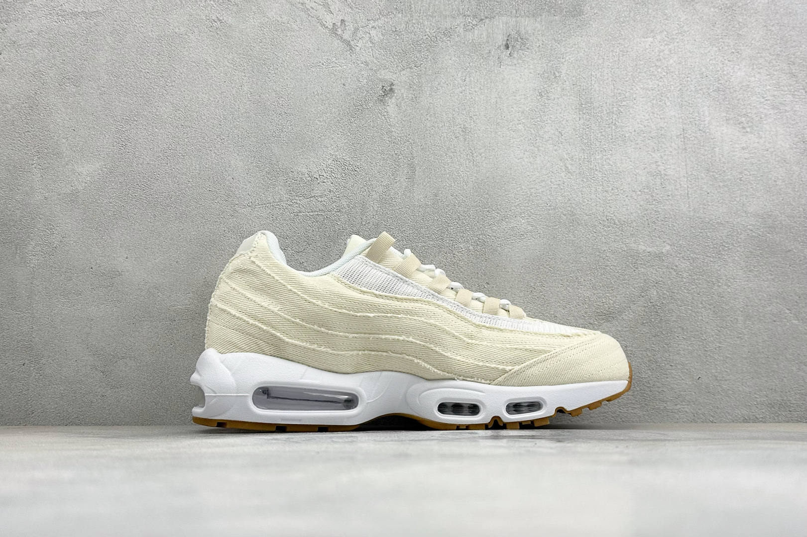 GS版NIKE AIR MAX 95 TT 气垫复古百搭休闲运动跑鞋 这双鞋采用前脚掌开窗式气垫 这种设计在当时是前所未
