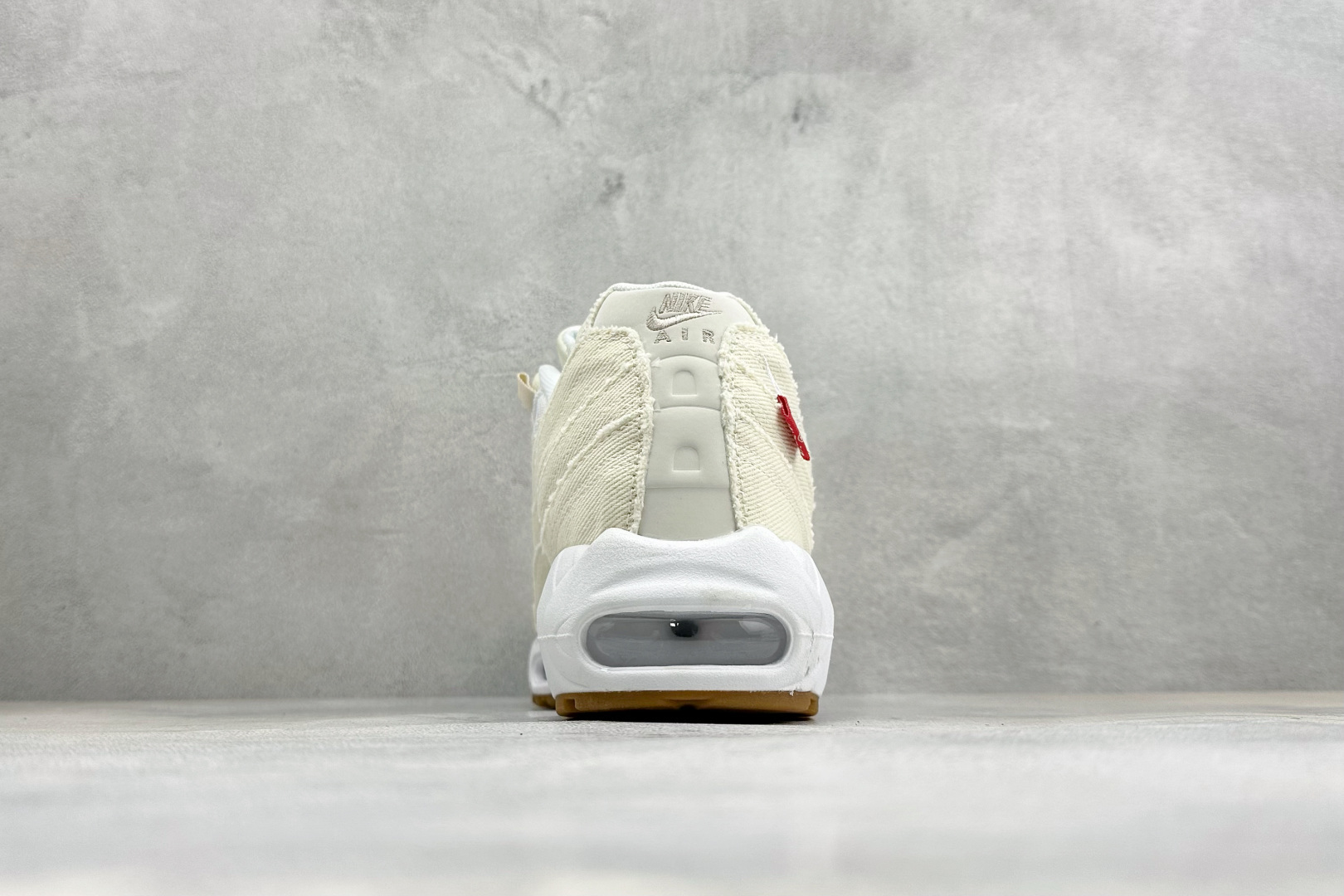 GS版NIKE AIR MAX 95 TT 气垫复古百搭休闲运动跑鞋 这双鞋采用前脚掌开窗式气垫 这种设计在当时是前所未