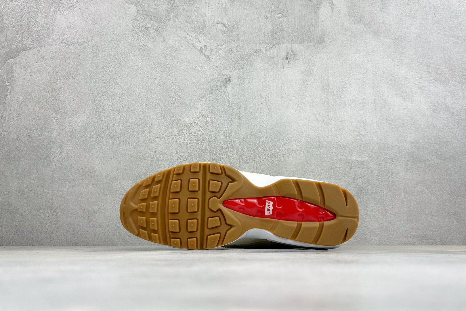 GS版NIKE AIR MAX 95 TT 气垫复古百搭休闲运动跑鞋 这双鞋采用前脚掌开窗式气垫 这种设计在当时是前所未