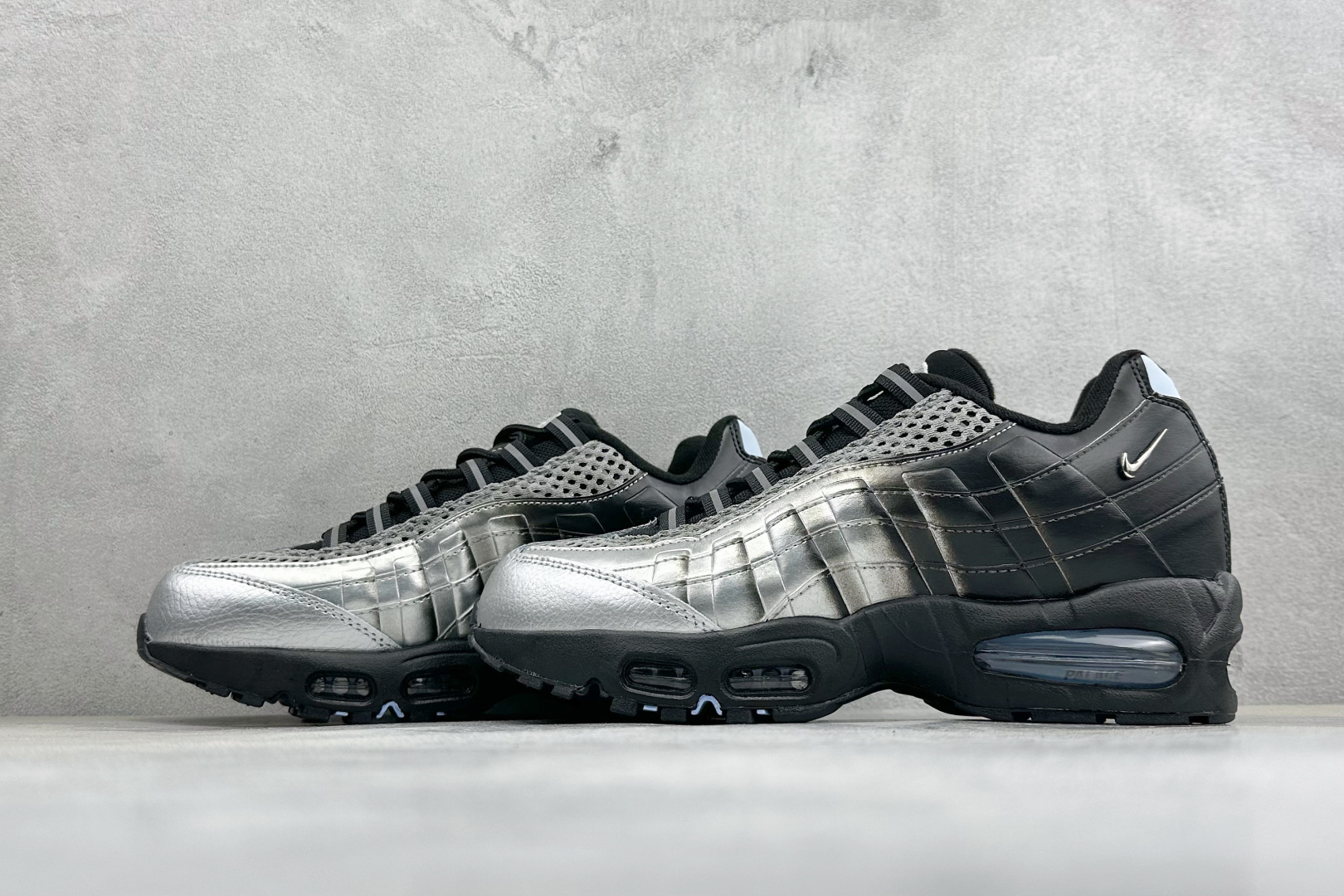 GS版NIKE AIR MAX 95 TT 气垫复古百搭休闲运动跑鞋 这双鞋采用前脚掌开窗式气垫 这种设计在当时是前所未