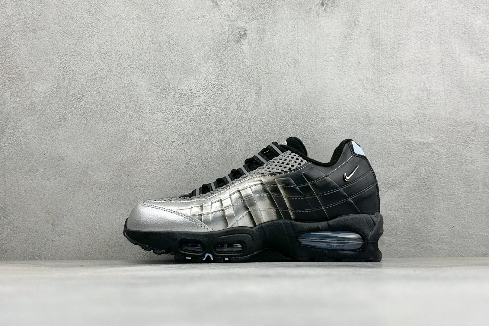 GS版NIKE AIR MAX 95 TT 气垫复古百搭休闲运动跑鞋 这双鞋采用前脚掌开窗式气垫 这种设计在当时是前所未