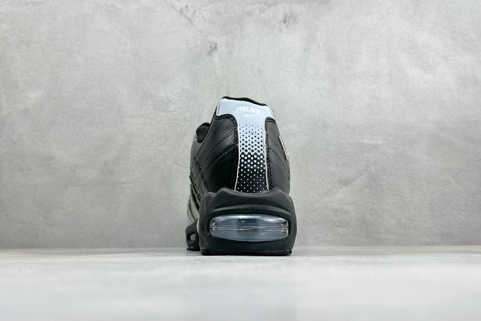 GS版NIKE AIR MAX 95 TT 气垫复古百搭休闲运动跑鞋 这双鞋采用前脚掌开窗式气垫 这种设计在当时是前所未