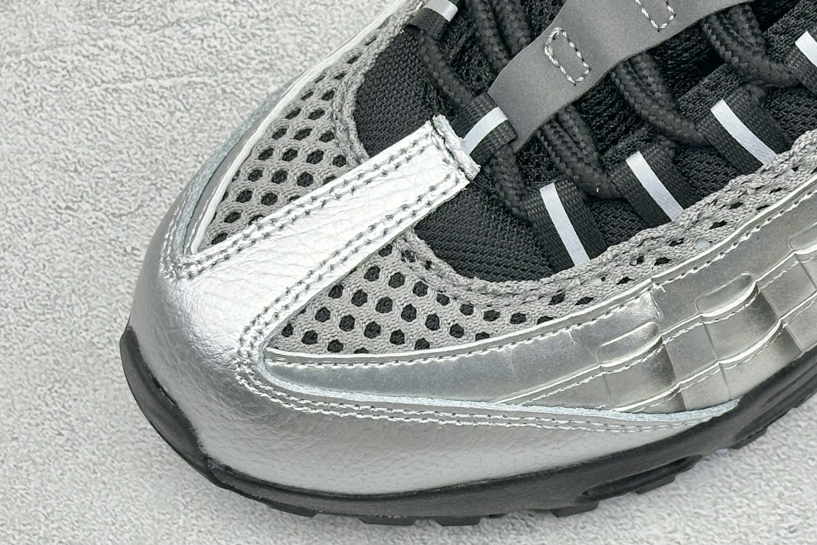 GS版NIKE AIR MAX 95 TT 气垫复古百搭休闲运动跑鞋 这双鞋采用前脚掌开窗式气垫 这种设计在当时是前所未