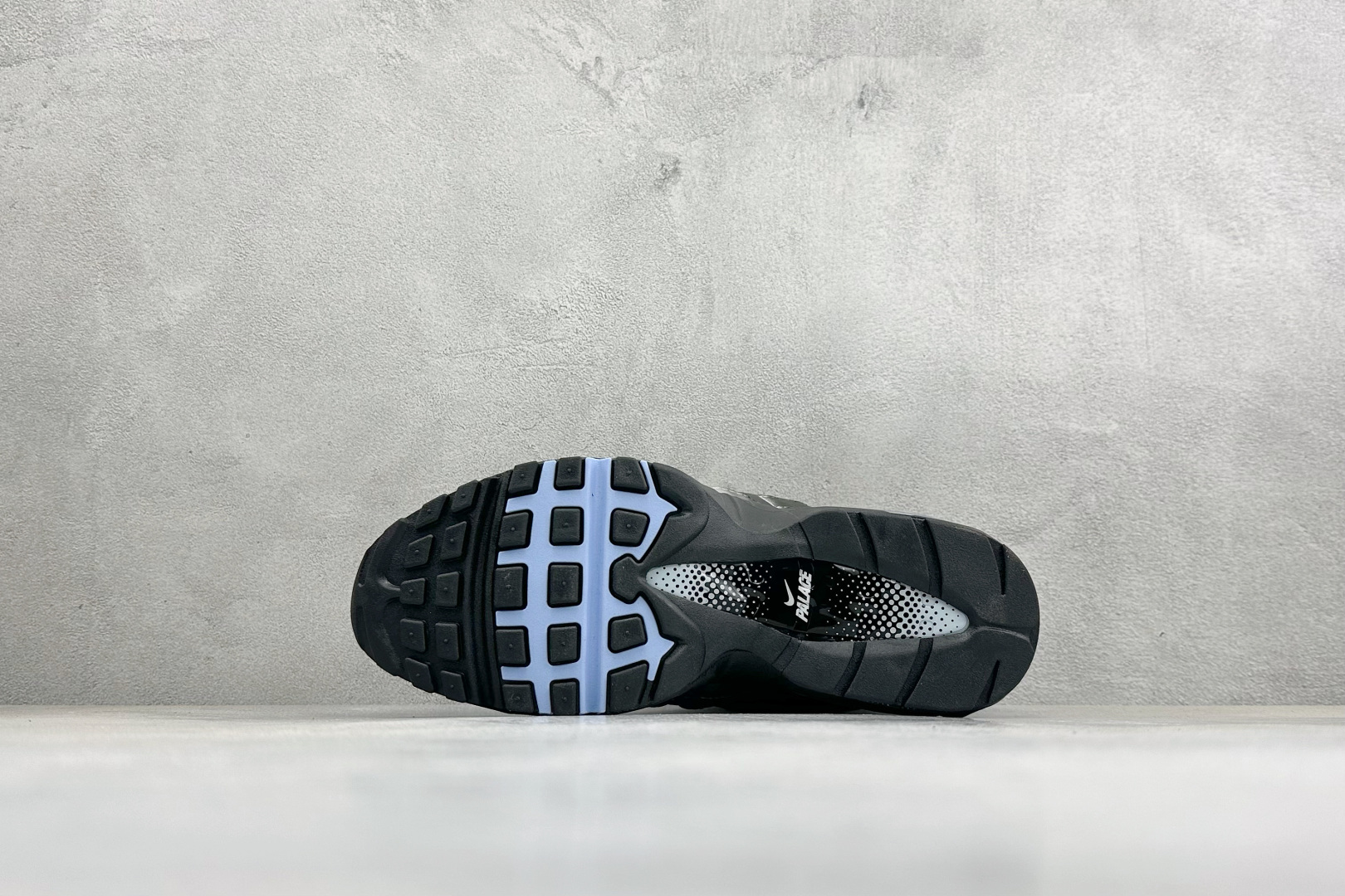 GS版NIKE AIR MAX 95 TT 气垫复古百搭休闲运动跑鞋 这双鞋采用前脚掌开窗式气垫 这种设计在当时是前所未