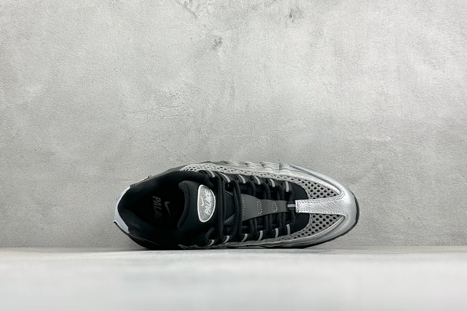 GS版NIKE AIR MAX 95 TT 气垫复古百搭休闲运动跑鞋 这双鞋采用前脚掌开窗式气垫 这种设计在当时是前所未