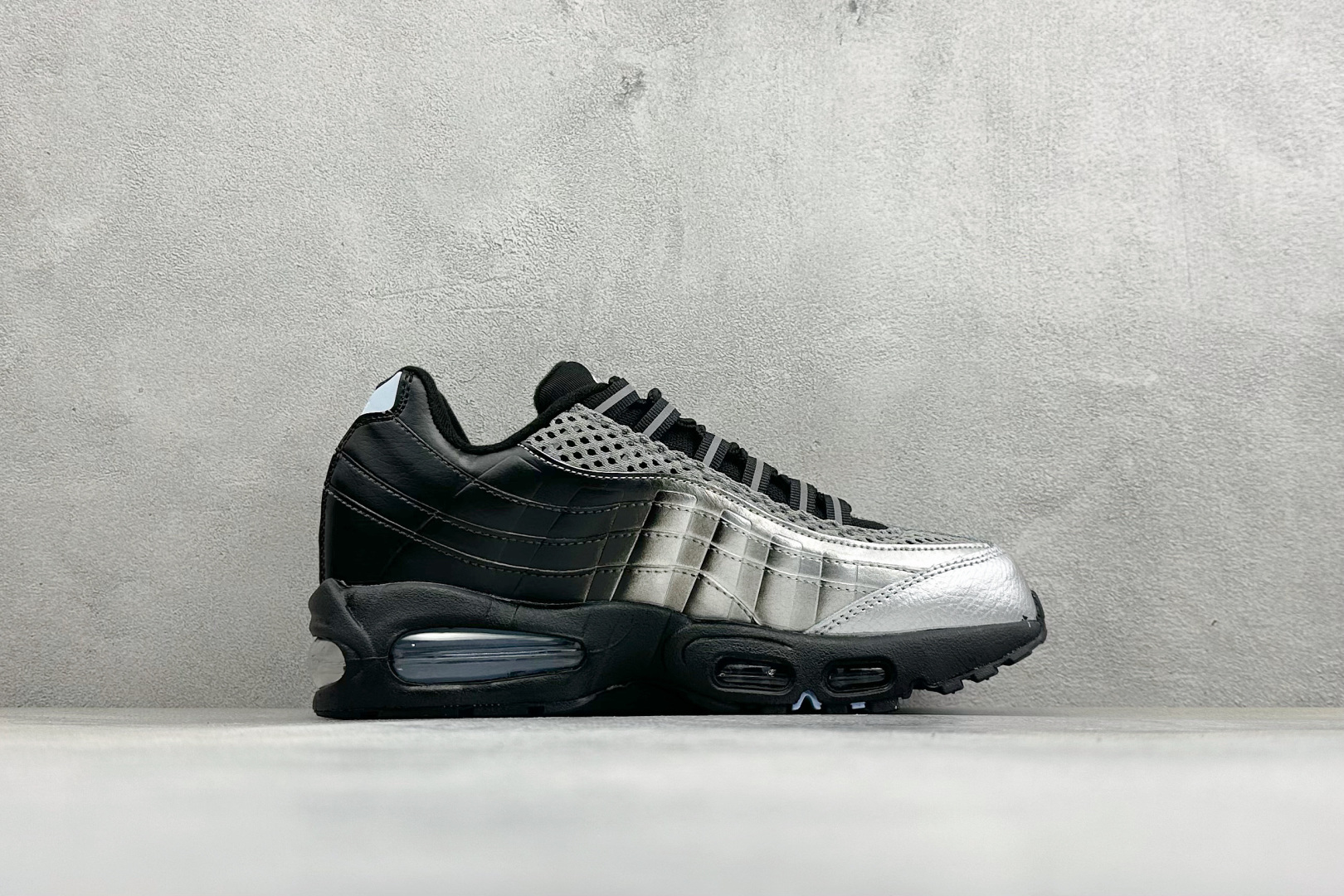GS版NIKE AIR MAX 95 TT 气垫复古百搭休闲运动跑鞋 这双鞋采用前脚掌开窗式气垫 这种设计在当时是前所未
