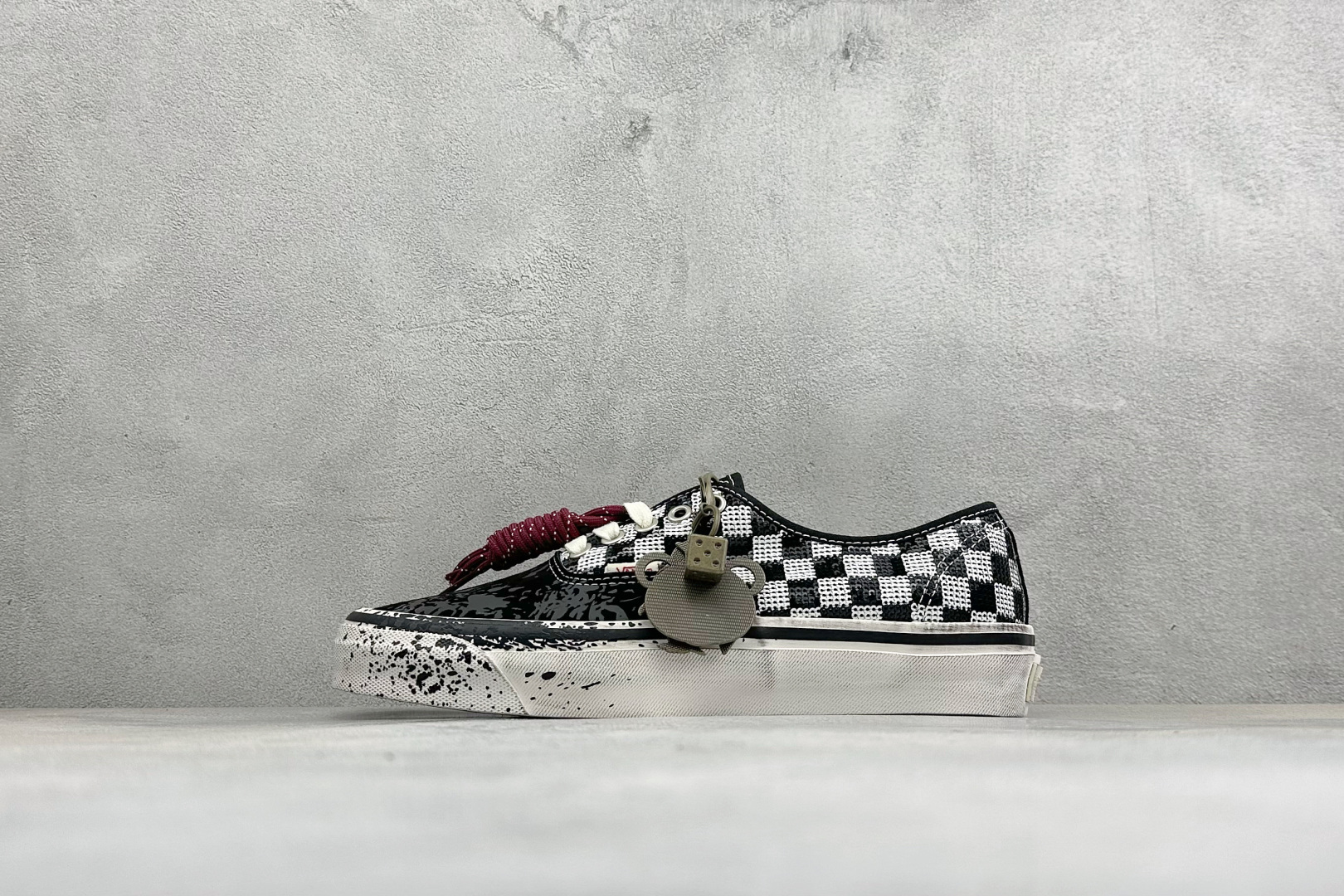 Vans Premium Authentic 亮片泼墨做旧 小香风2.0朋克鞋 鞋身采用透气黑白网布面料，搭配亮黑泼墨做