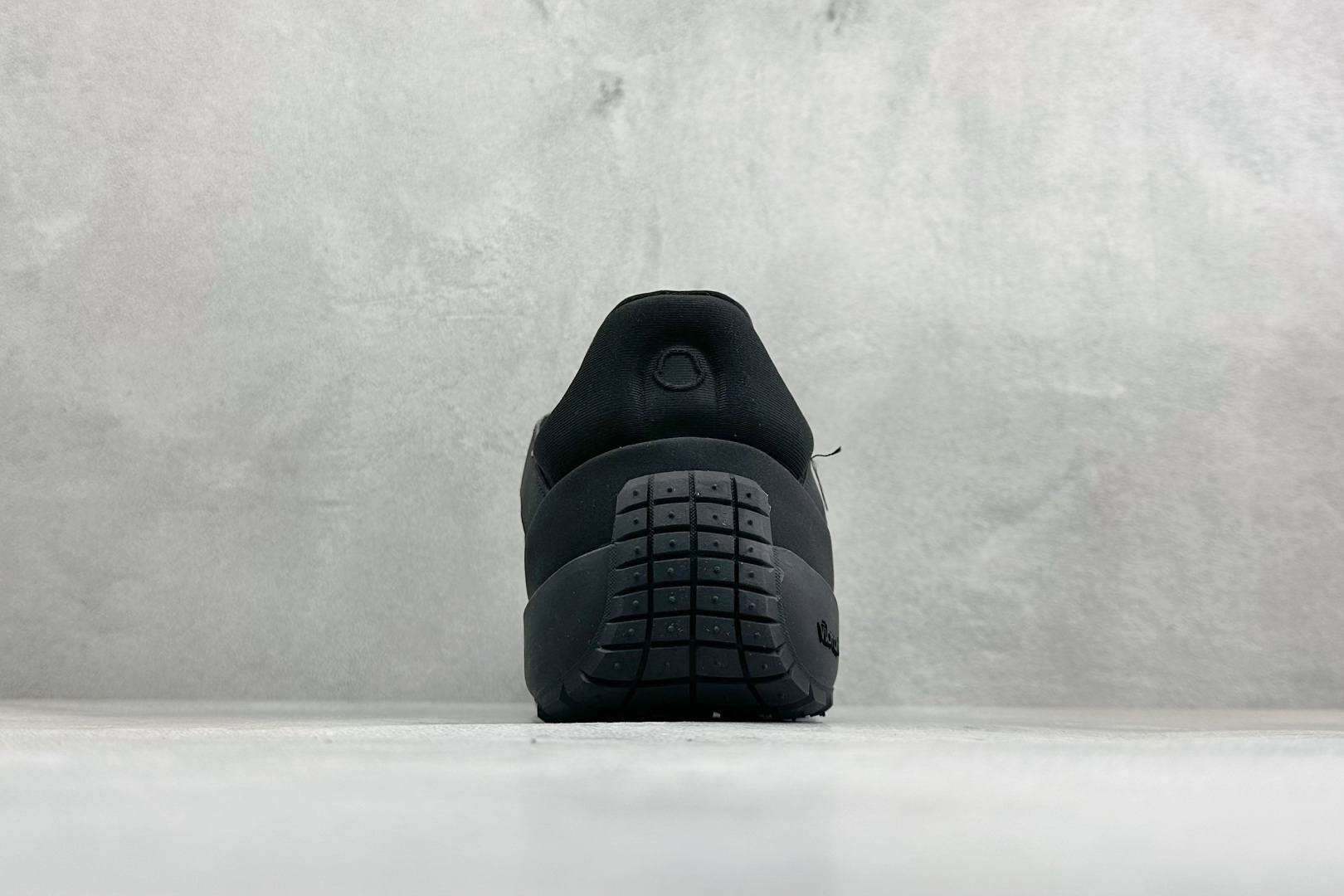 Moncler 蒙口 户外徒步登山鞋 灰网面搭配生胶厚底，复古山系感拉满 透气网布鞋面，加固鞋头防滑颗粒，多色织带鞋带设