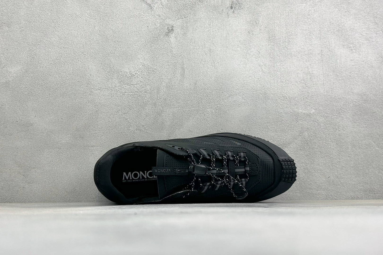 Moncler 蒙口 户外徒步登山鞋 灰网面搭配生胶厚底，复古山系感拉满 透气网布鞋面，加固鞋头防滑颗粒，多色织带鞋带设