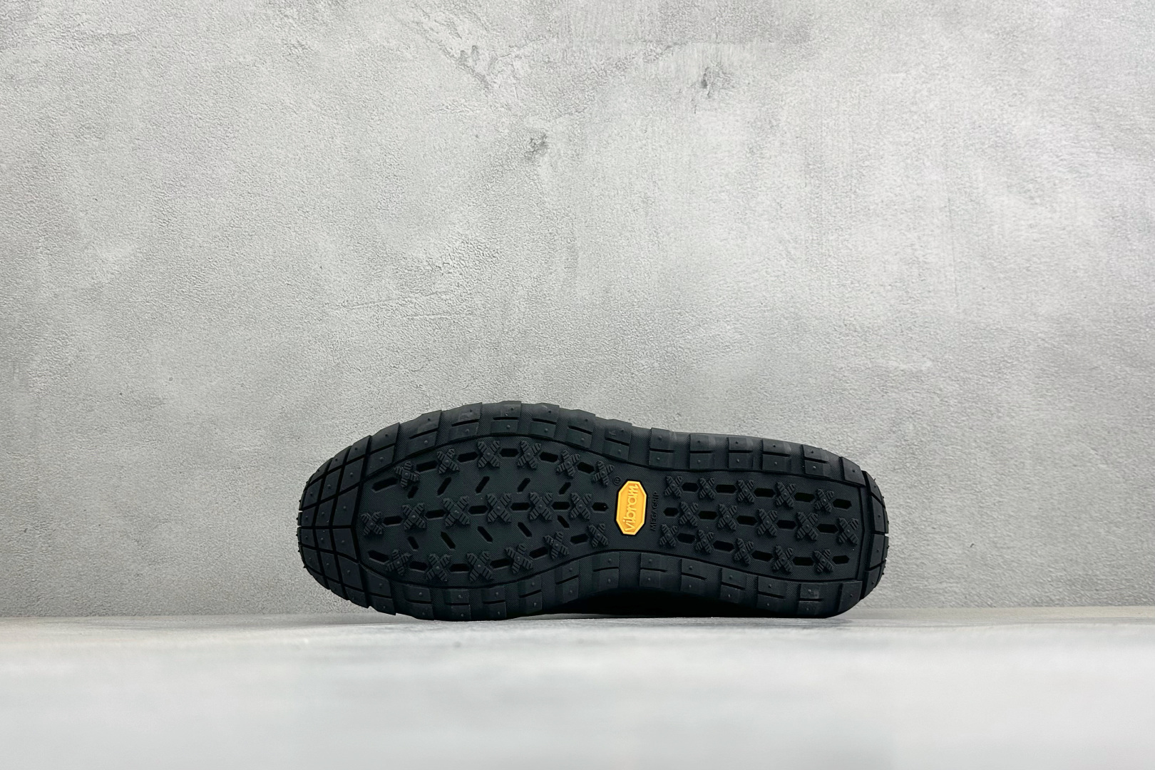 Moncler 蒙口 户外徒步登山鞋 灰网面搭配生胶厚底，复古山系感拉满 透气网布鞋面，加固鞋头防滑颗粒，多色织带鞋带设