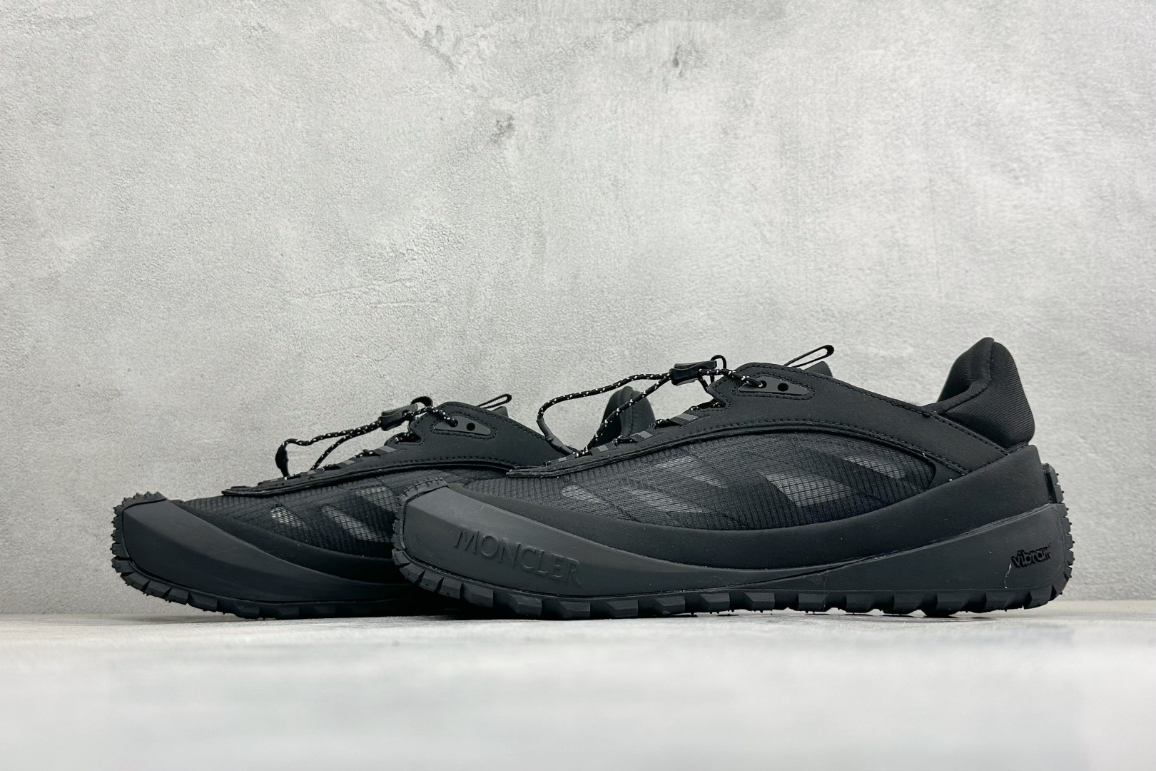 Moncler 蒙口 户外徒步登山鞋 灰网面搭配生胶厚底，复古山系感拉满 透气网布鞋面，加固鞋头防滑颗粒，多色织带鞋带设