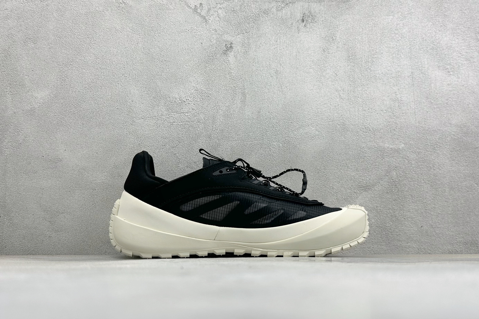 Moncler 蒙口 户外徒步登山鞋 灰网面搭配生胶厚底，复古山系感拉满 透气网布鞋面，加固鞋头防滑颗粒，多色织带鞋带设