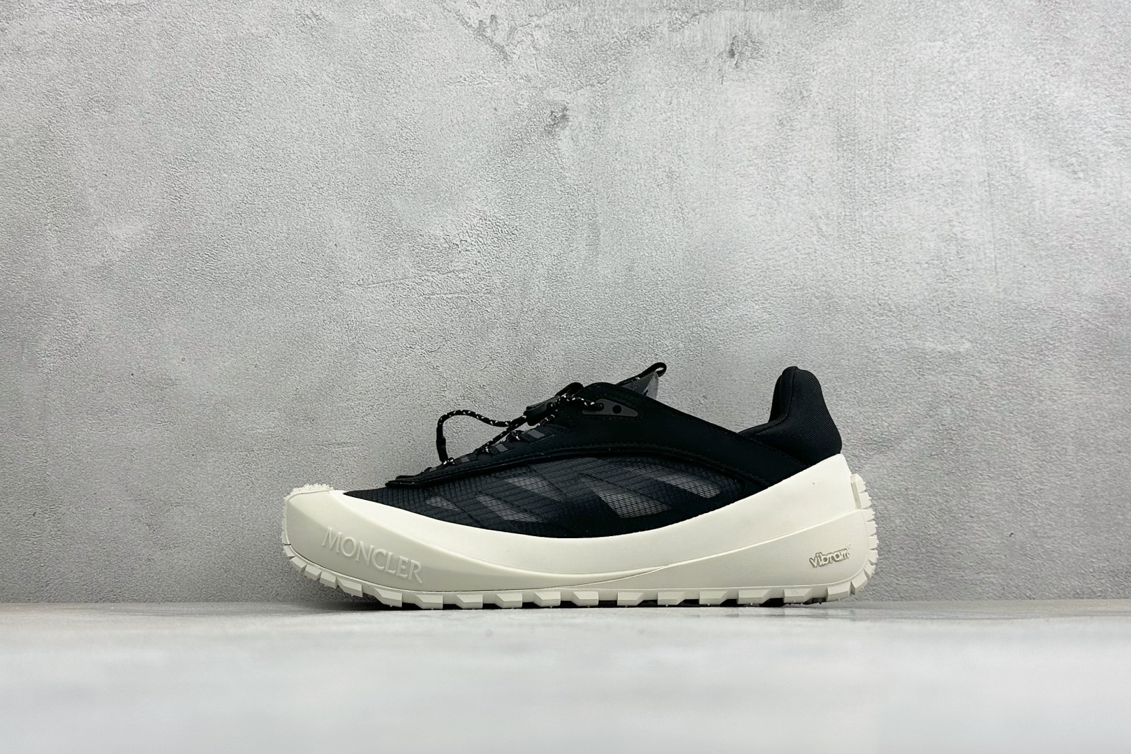 Moncler 蒙口 户外徒步登山鞋 灰网面搭配生胶厚底，复古山系感拉满 透气网布鞋面，加固鞋头防滑颗粒，多色织带鞋带设