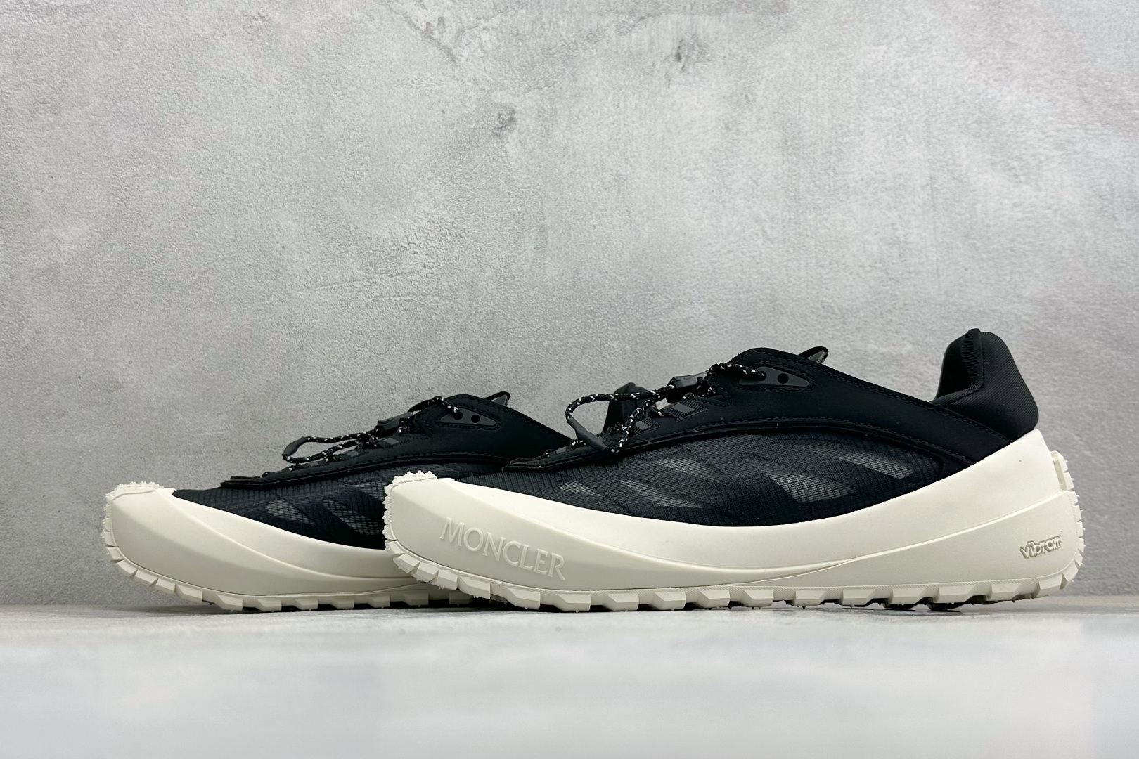 Moncler 蒙口 户外徒步登山鞋 灰网面搭配生胶厚底，复古山系感拉满 透气网布鞋面，加固鞋头防滑颗粒，多色织带鞋带设