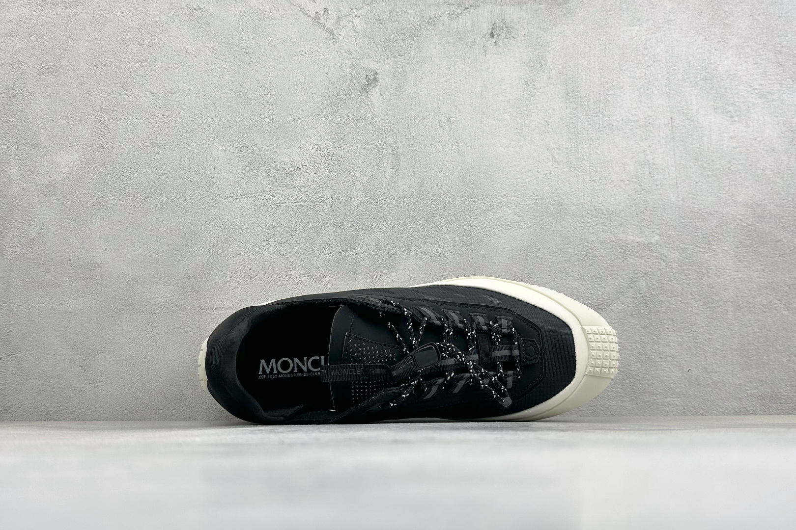 Moncler 蒙口 户外徒步登山鞋 灰网面搭配生胶厚底，复古山系感拉满 透气网布鞋面，加固鞋头防滑颗粒，多色织带鞋带设