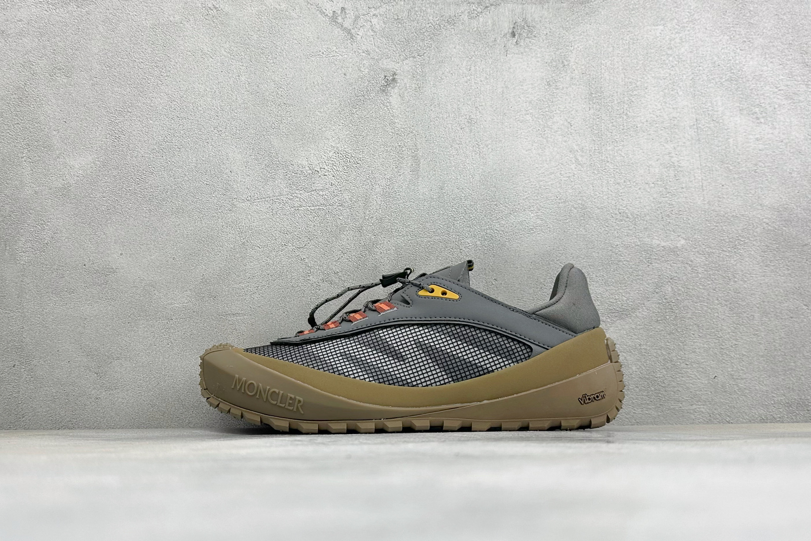 Moncler 蒙口 户外徒步登山鞋 灰网面搭配生胶厚底，复古山系感拉满 透气网布鞋面，加固鞋头防滑颗粒，多色织带鞋带设