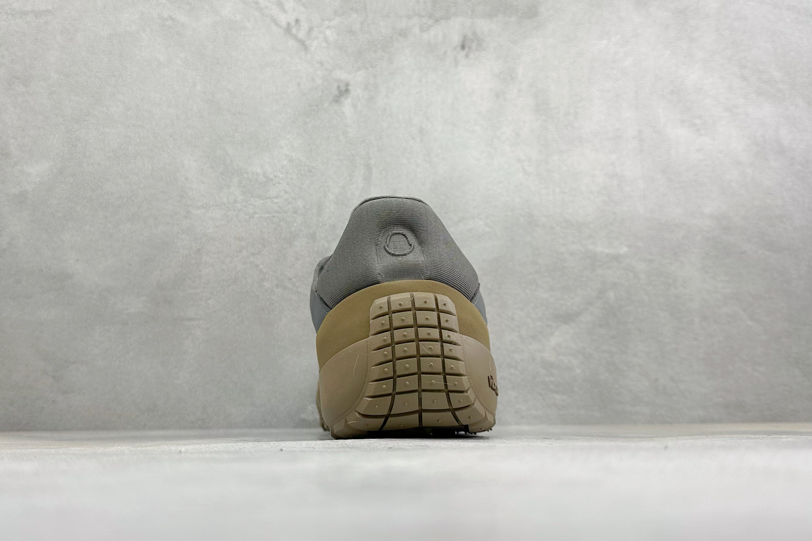 Moncler 蒙口 户外徒步登山鞋 灰网面搭配生胶厚底，复古山系感拉满 透气网布鞋面，加固鞋头防滑颗粒，多色织带鞋带设