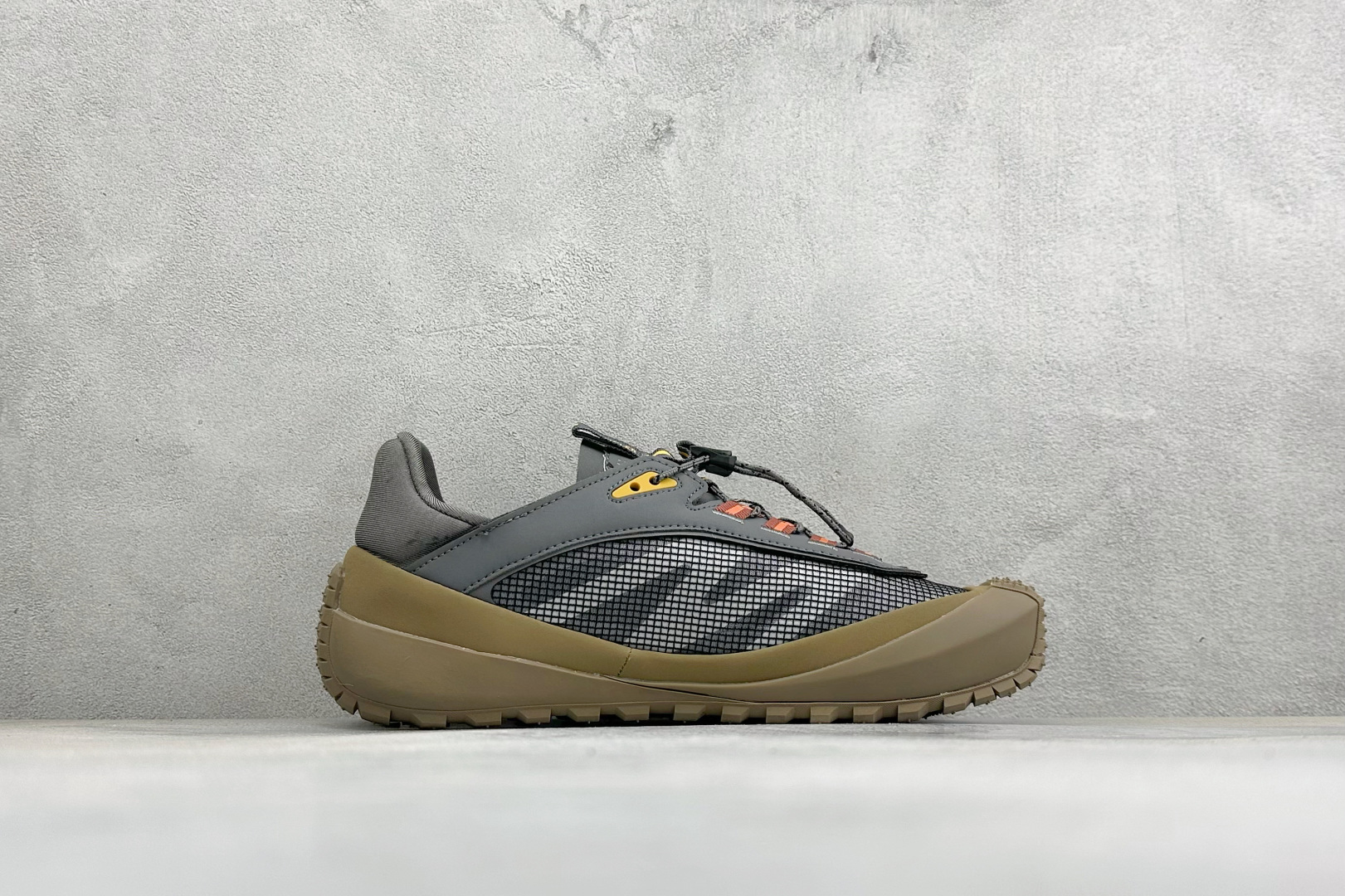 Moncler 蒙口 户外徒步登山鞋 灰网面搭配生胶厚底，复古山系感拉满 透气网布鞋面，加固鞋头防滑颗粒，多色织带鞋带设
