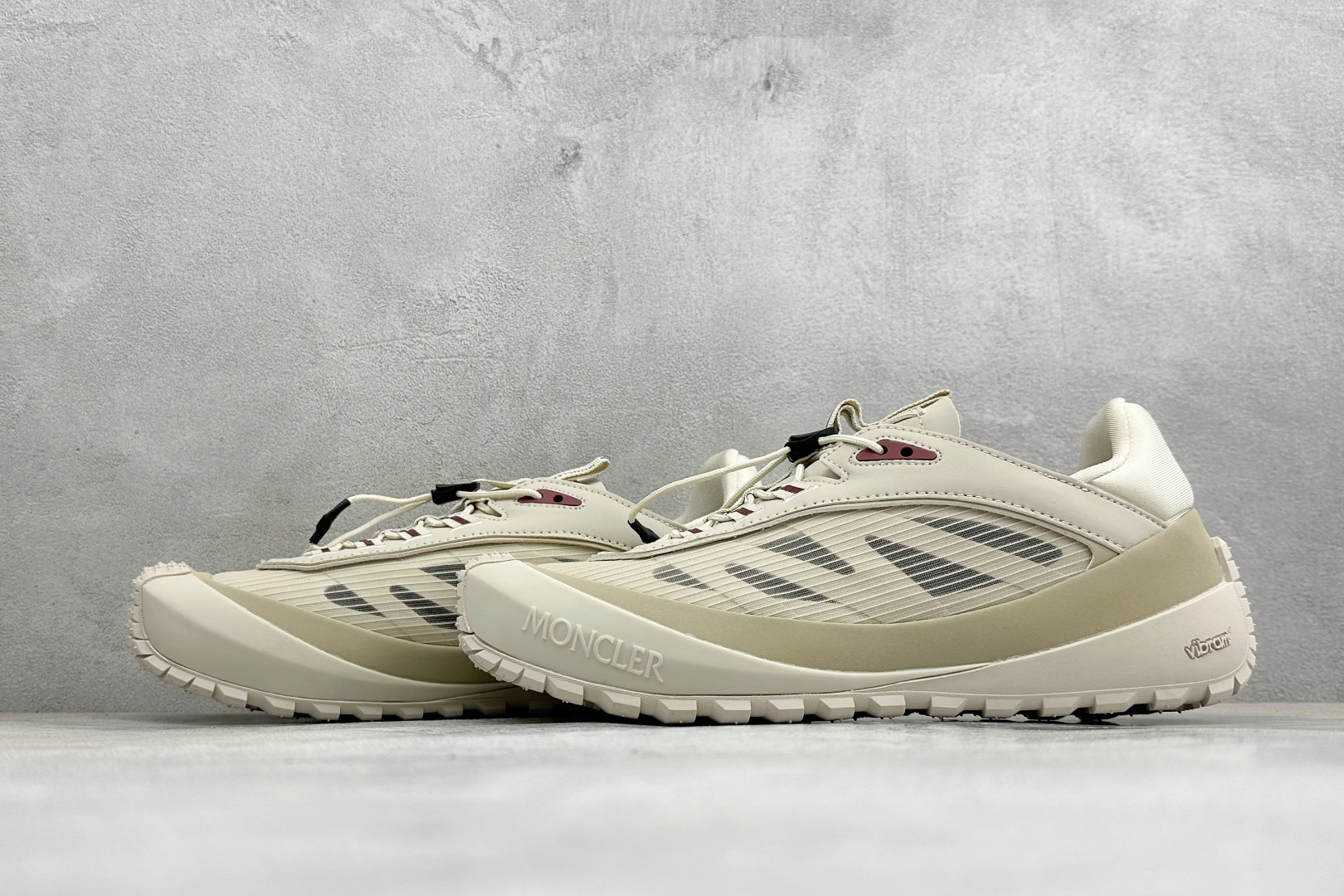 Moncler 蒙口 户外徒步登山鞋 灰网面搭配生胶厚底，复古山系感拉满 透气网布鞋面，加固鞋头防滑颗粒，多色织带鞋带设