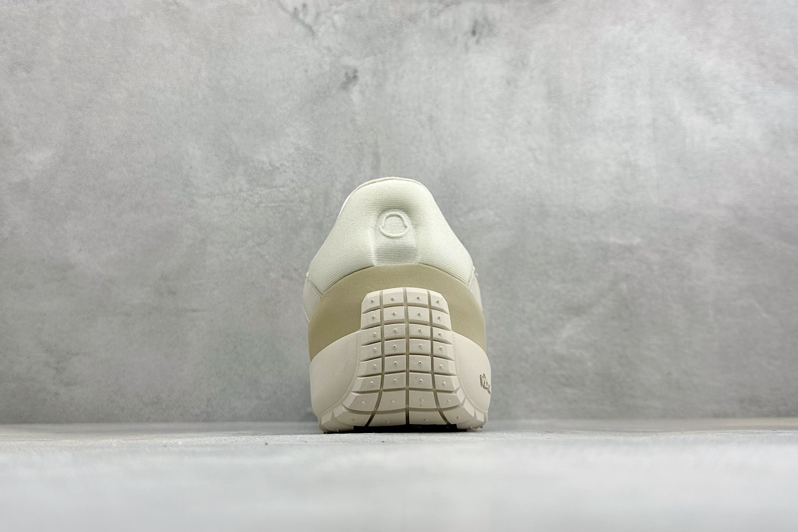 Moncler 蒙口 户外徒步登山鞋 灰网面搭配生胶厚底，复古山系感拉满 透气网布鞋面，加固鞋头防滑颗粒，多色织带鞋带设