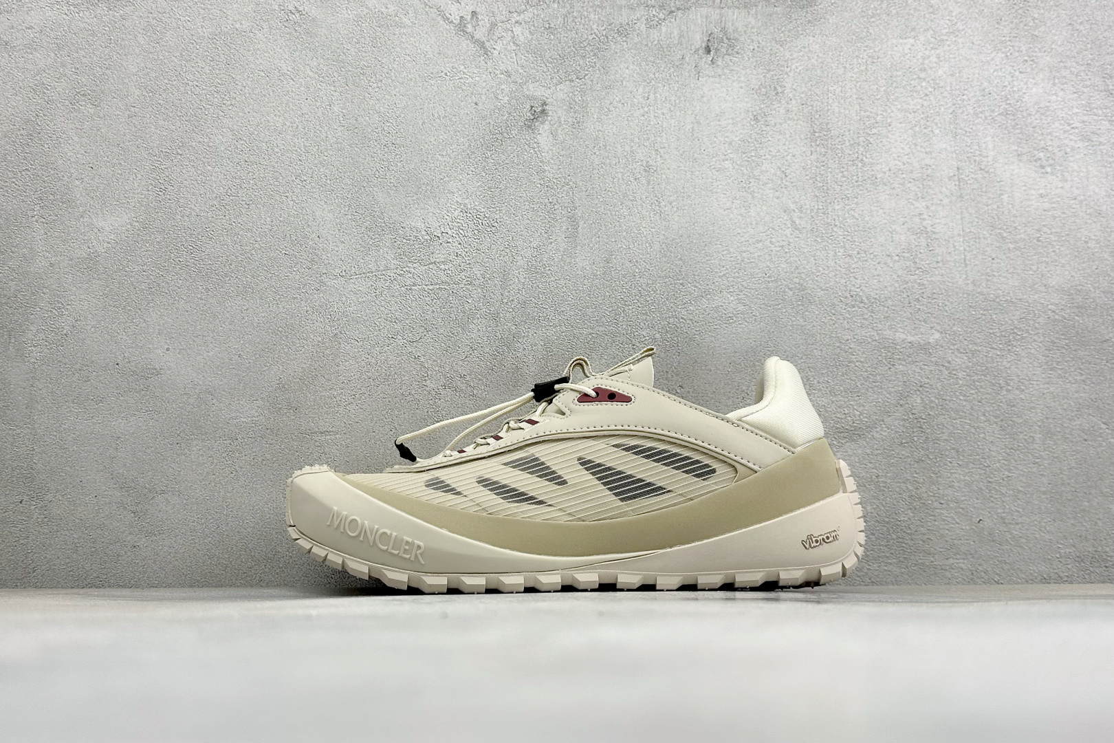 Moncler 蒙口 户外徒步登山鞋 灰网面搭配生胶厚底，复古山系感拉满 透气网布鞋面，加固鞋头防滑颗粒，多色织带鞋带设