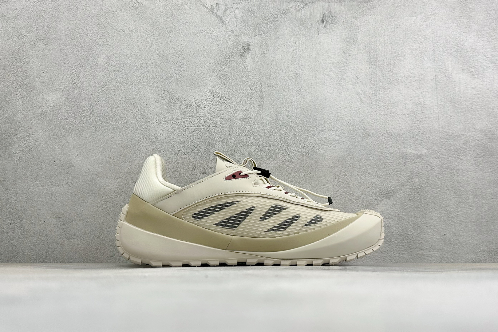 Moncler 蒙口 户外徒步登山鞋 灰网面搭配生胶厚底，复古山系感拉满 透气网布鞋面，加固鞋头防滑颗粒，多色织带鞋带设