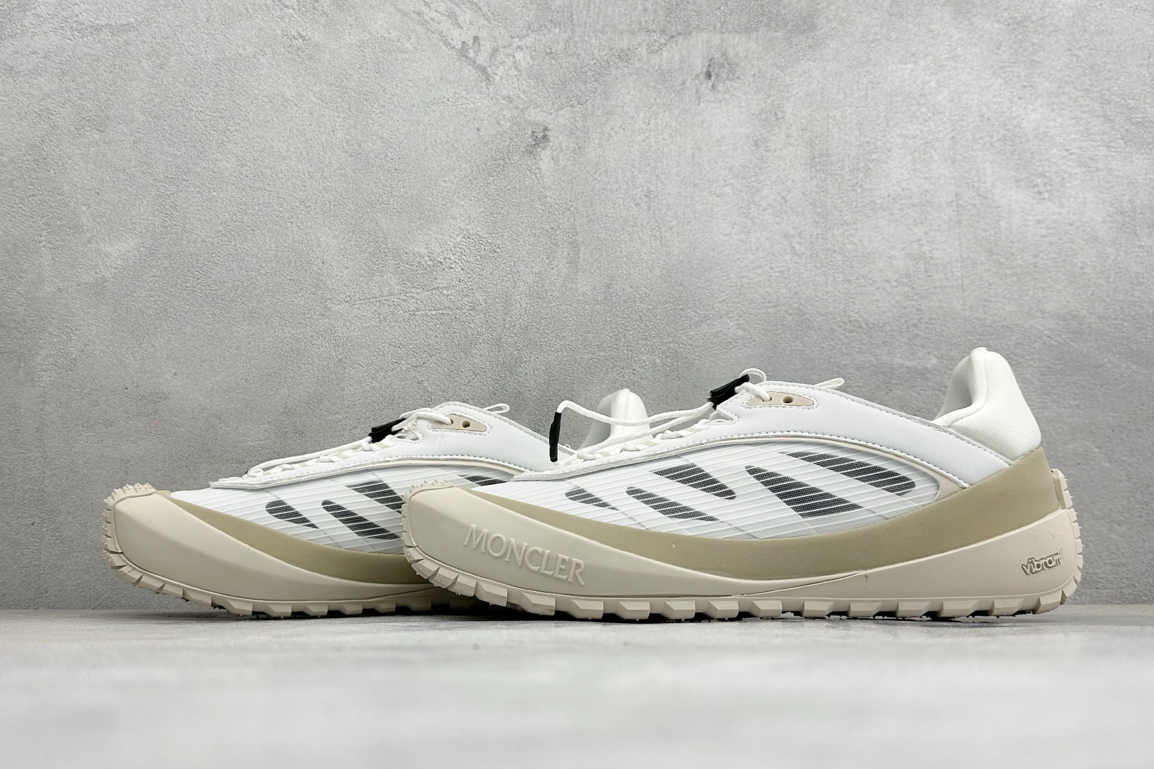 Moncler 蒙口 户外徒步登山鞋 灰网面搭配生胶厚底，复古山系感拉满 透气网布鞋面，加固鞋头防滑颗粒，多色织带鞋带设
