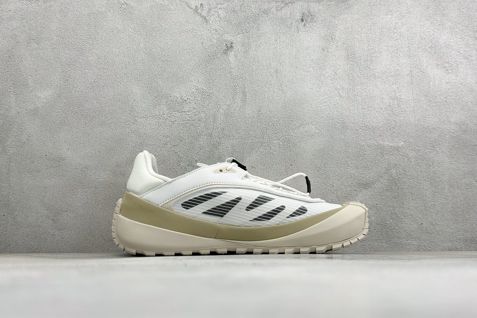 Moncler 蒙口 户外徒步登山鞋 灰网面搭配生胶厚底，复古山系感拉满 透气网布鞋面，加固鞋头防滑颗粒，多色织带鞋带设