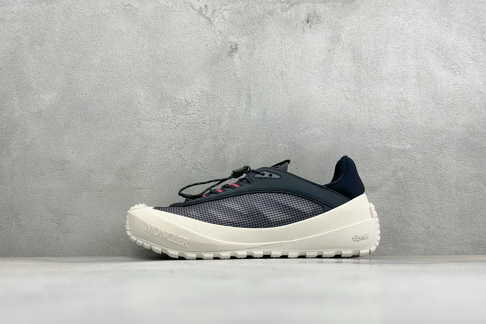 Moncler 蒙口 户外徒步登山鞋 灰网面搭配生胶厚底，复古山系感拉满 透气网布鞋面，加固鞋头防滑颗粒，多色织带鞋带设